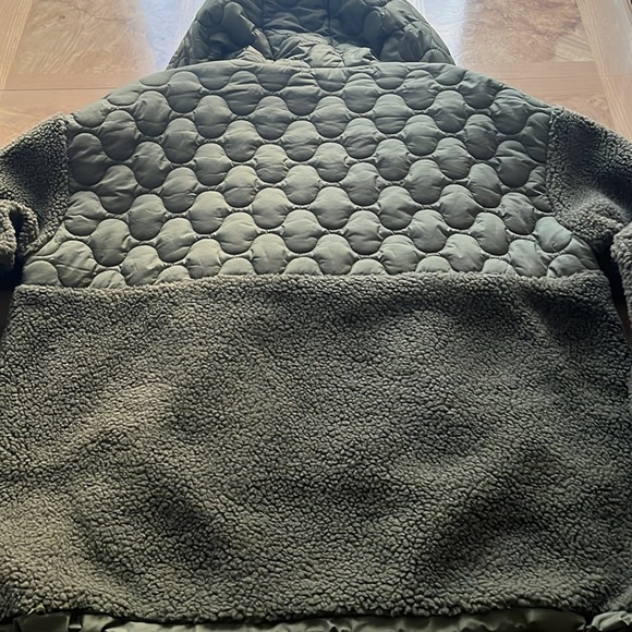 Bass Woman’s Hooded Jacket 1/2 Closure Quilted and Sherpa Green/Yellow - Picture 6 of 7